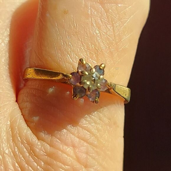 Vintage Brass Ring, Gold Tone with Light Purple Flower Center Size 6.5 - Picture 8 of 12